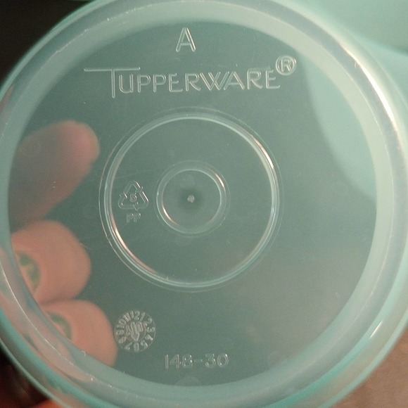 Tupperware sandwich keeper w/ lid and Refrigerator bowls X2 w/lids (B8) - Picture 13 of 16